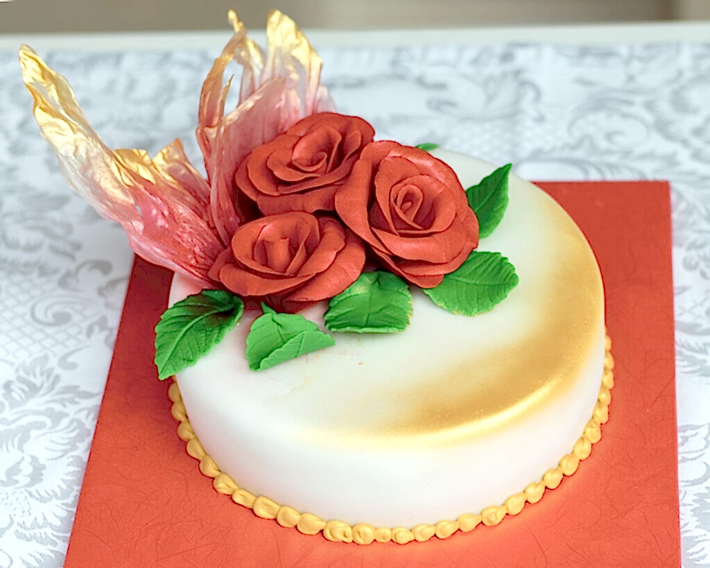 Cake with roses.